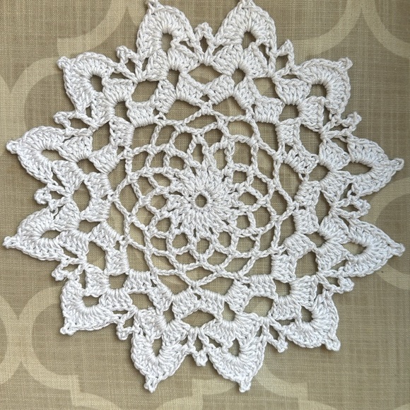 Hand Crafted Crocheted Doily / Trivet / Snowflake Christmas Decoration - Picture 6 of 8